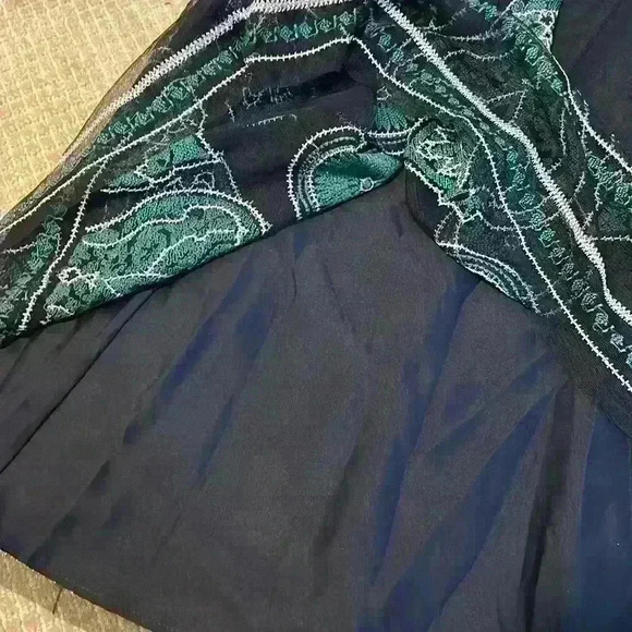 Embroidered boho peasant A-Line green and black gathered waistline size 8 skirt. - Picture 6 of 13